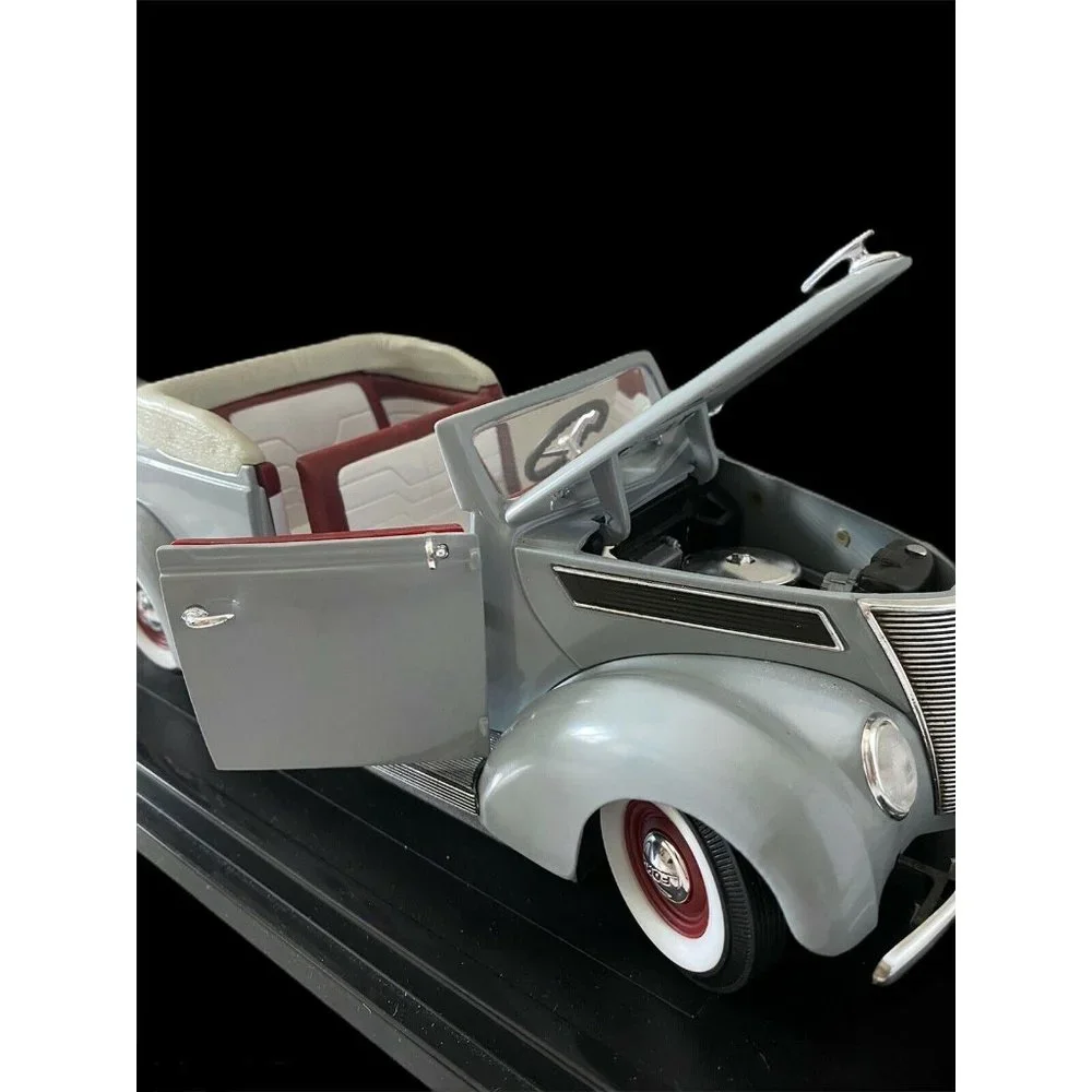 Road Signature 1:18 1937 Ford V-8 Convertible
